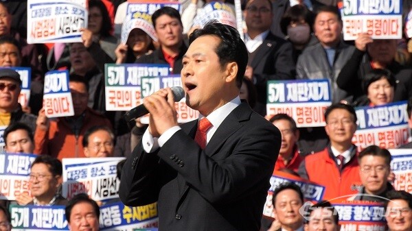 국민의힘 장동혁 대표가 지난 12일 오전 서울 여의도 국회의사당 본관 앞 중앙계단에서 열린 대장동 일당 7400억 국고 환수 및 검찰 항소포기 외압 규탄대회에서 발언을 하고 있다. 사진 / 이 훈 기자