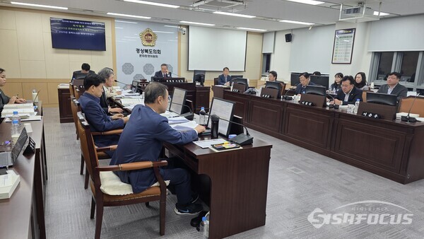 17일 경북도의회 문화환경위원회가 경북도 문화관광체육국과 경북도서관을 대상으로 행정사무감사를 하고 있다.ⓒ김영삼 기자