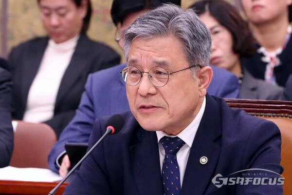 17일 허민 국가유산청장이 의원의 질의에 답하고 있다.(1)