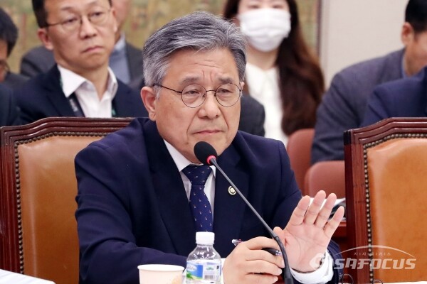17일 허민 국가유산청장이 의원의 질의에 답하고 있다.(2)