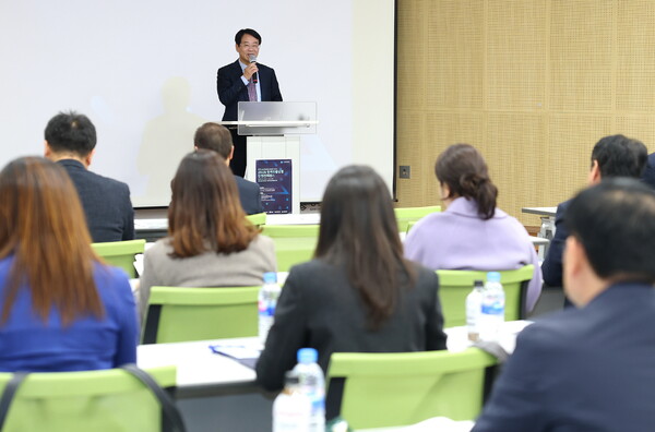 2025 전국 자율상권 강진컨퍼런스에 강진원 군수가 인사말을 하고 있다. 사진 / 강진군청