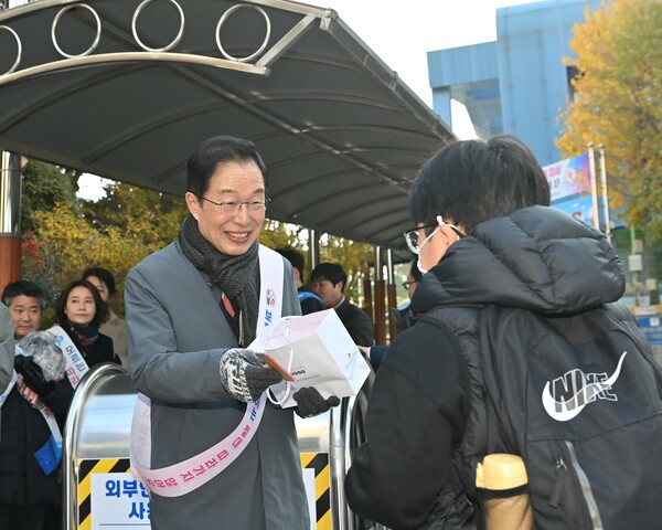 18일 임종식 경북교육감이 포항 이동초등학교에서 관계기관 합동 어린이 약취·유인 예방 캠페인을 하고 있다.ⓒ경북교육청