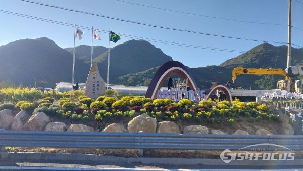 서경주IC 진입로에 조형물과 화단이 조성된 모습. 사진/김인철 기자