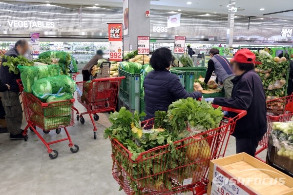 18일 고객들이 김장에 필요한 농산물을 구입하고 있다.(1) [사진 / 오훈 기자]