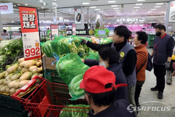 18일 고객들이 김장에 필요한 농산물을 구입하고 있다.(2) [사진 / 오훈 기자]