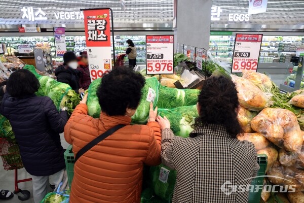 18일 고객들이 김장에 필요한 농산물을 구입하고 있다.(3) [사진 / 오훈 기자]
