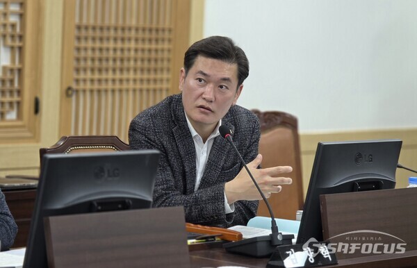 18일 김창혁 위원이 경북도 기획조정실 행정사무감사에서 5극3특 성장엔진산업과 공공기관 유치 관련 시너지 효과를 강조하고 있다.ⓒ김영삼 기자