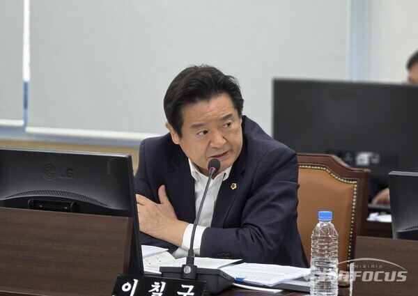 18일 이칠구 위원이 경북도 기획조정실 행정사무감사에서  경제혁신추진단의 전문인력 충원 필요성을 제기하고 있다.ⓒ김영삼 기자