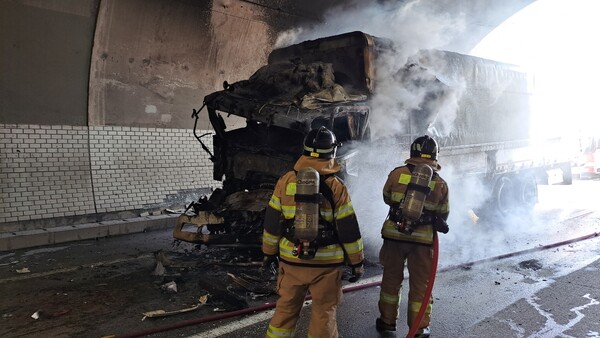 18일 오후 12시 34분경 고령군 성산면 오곡리 중부내륙고속도로 양평 방향 58K 지점 고령2터널에서 화물차 3대가 추돌하는 사고가 발생했다.ⓒ경북소방본부
