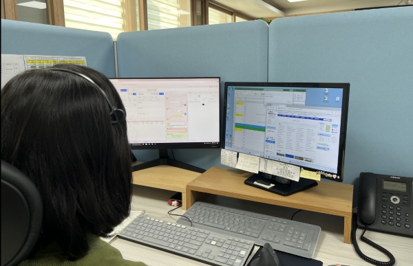 경주시 바로콜센터 상담 직원이 시민 문의를 처리하고 있는 모습. 사진/경주시