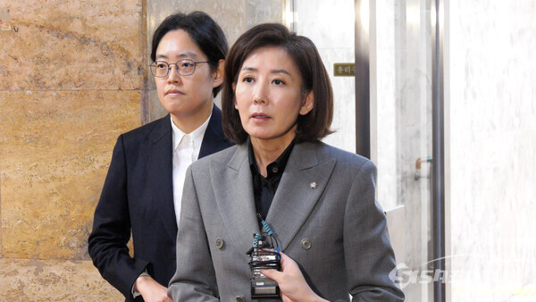 나경원 국민의힘 지방선거총괄기획단장(우), 조지연 대변인(좌)이 7일 오후 국민의힘 지방선거총괄기획단 3차 전체회의 결과를 브리핑하고 있다. 사진 / 이훈 기자