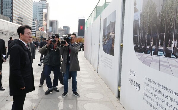김민석 국무총리가 17일 오전 서울 종로구 광화문 광장에 서울시에서 한국전쟁 참전국을 기리기 위해 조성하는 '감사의 정원' 공사현장 주변을 둘러보고 있다. ⓒ뉴시스