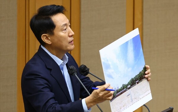 오세훈 서울시장이 18일 오전 서울 중구 서울특별시의회에서 열린 서울시의회 제333회 정례회 제2차 본회의에서 김규남 의원의 문화유산 보존과 도시개발 공존에 관한 시정질문에 답변하며 종묘에서 바라본 세운 4구역 개발 예상도를 공개하고 있다. ⓒ뉴시스