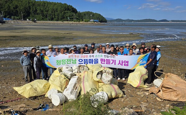 완도군, 청정 전남 으뜬 마을 만들기 4년 연속 우수 시군 선정(고금면 봉암마을 환경 정화 활동). 사진/완도군청