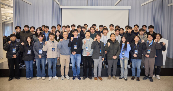 워크숍에 참석한 SK텔레콤 정예팀 관계자들이 기념촬영을 하고 있다. ⓒ크래프톤