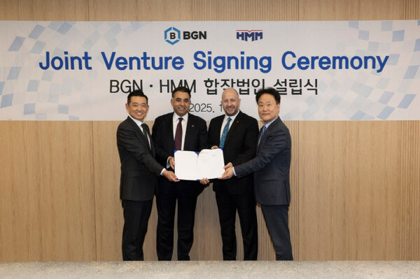 HMM 여의도 사옥에서 개최된 합작법인 설립식에서 정준 HMM 벌크사업본부장(우측 첫번째)과 오잔 투르굿(Ozan Turgut) BGN 대표(우측 두번째)가 기념 촬영을 하고 있다 ⓒHMM