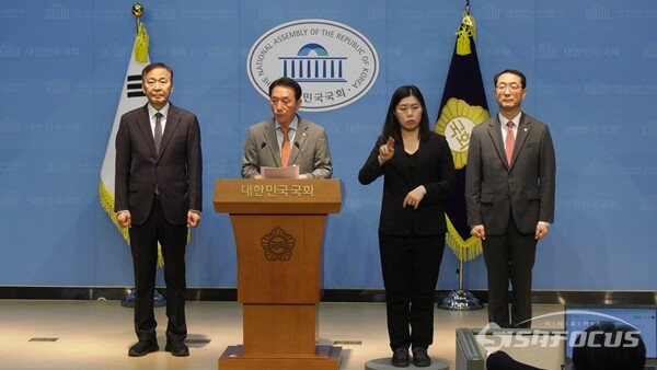 국민의힘 외통위원 일동이 19일 오전 국회 소통관에서 500조 한미관세협상 MOU 국회 패싱 시도 규탄 기자회견을 하고 있다. 사진 / 김경민 기자