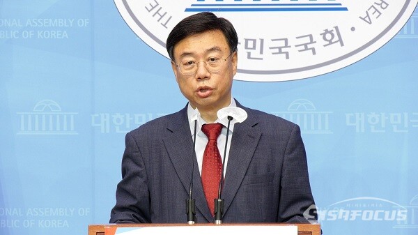 신상진 국민의힘 코로나19 대책 특위 위원장이 14일 오전 서울 여의도 국회 소통관에서 기자회견을 열고 국민의힘 당 대표 경선 출마을 선언하고 있다.사진 / 권민구 기자