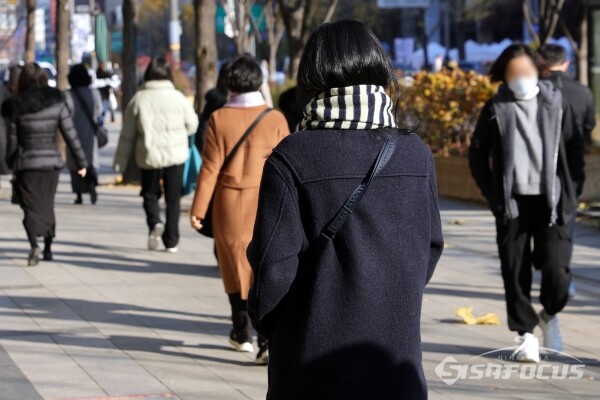 19일 시민들이 추위에 발걸음을 재촉하고 있다.(1) [사진 / 오훈 기자]