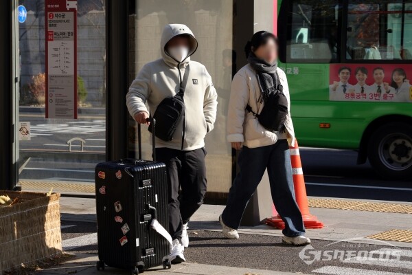 19일 시민들이 추위에 발걸음을 재촉하고 있다.(2) [사진 / 오훈 기자]
