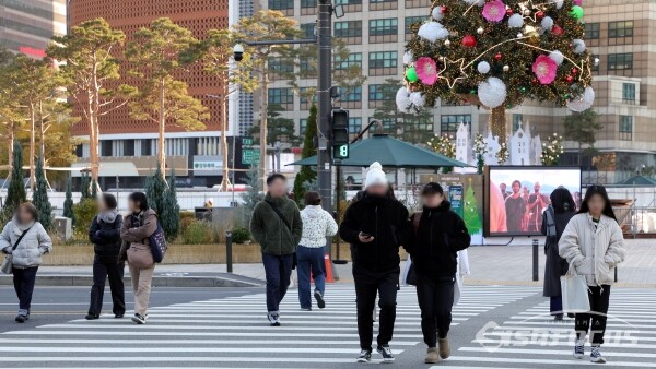 19일 시민들이 추위에 발걸음을 재촉하고 있다.(3) [사진 / 오훈 기자]