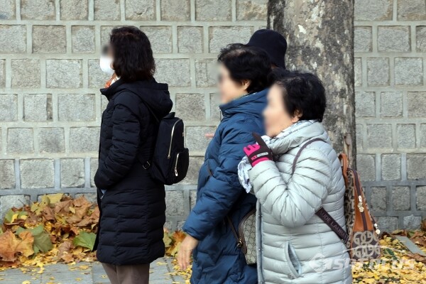 19일 시민들이 추위에 발걸음을 재촉하고 있다.(4) [사진 / 오훈 기자]