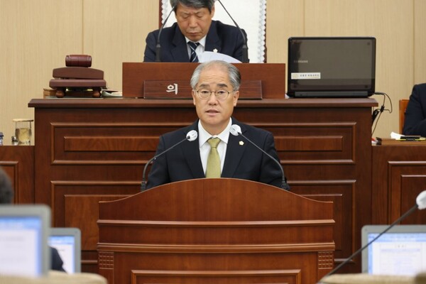 19일 이승훈 봉화군의원이 제276회 정례회 본회의 5분 발언에서 관내 44개 폐교를 활용한 ‘워케이션 허브’ 조성을 통해 지역 경제 활성화와 정주인구 증대 방안을 제시하고 있다.ⓒ봉화군의회