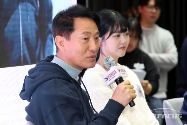 19일 오세훈 서울시장이 질문에 답하고 있다.(1)