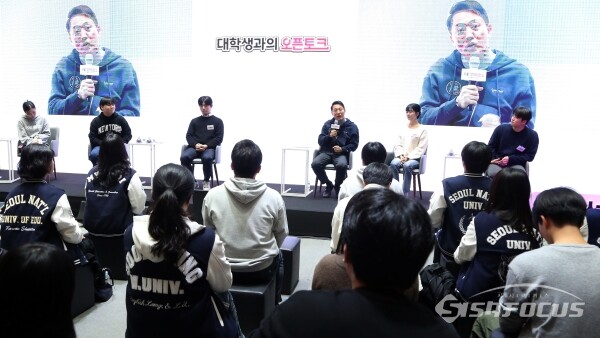 19일 오세훈 서울시장이 질문에 답하고 있다.(2)