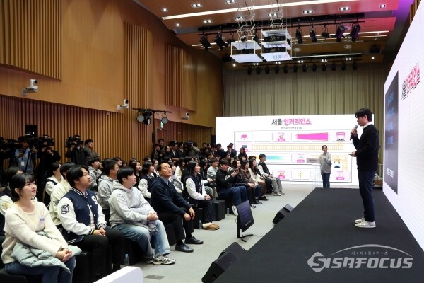 19일 오세훈 서울시장이 대학 졸업 청년의 발표를 듣고 있다.(3)