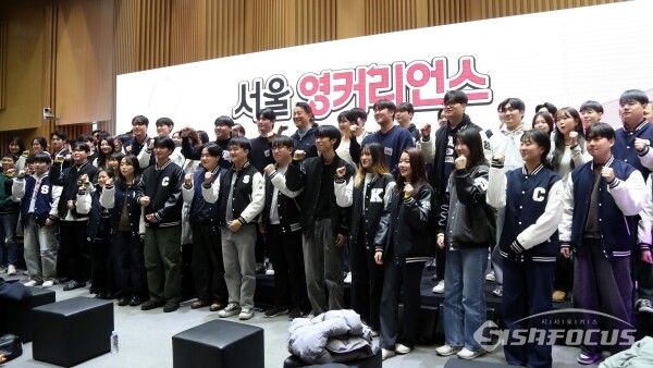 19일 오세훈 서울시장이 참석자들과 기념촬영을 하고 있다.(4)