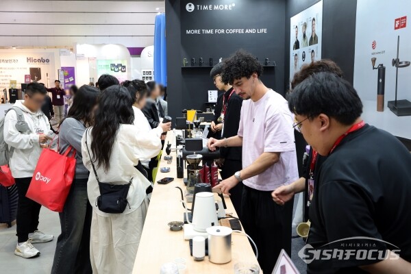 19일 코엑스에서 열린 '서울카페쇼'에서 관람객들이 부스를 찾아 제품을 살펴보고 있다.(1) [사진 / 오훈 기자]