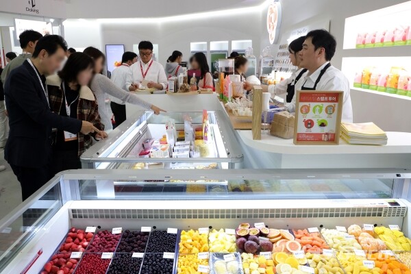 19일 코엑스에서 열린 '서울카페쇼'에서 관람객들이 부스를 찾아 제품을 살펴보고 있다.(4) [사진 / 오훈 기자]