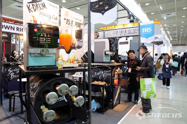 19일 코엑스에서 열린 '서울카페쇼'에서 관람객들이 부스를 찾아 제품을 살펴보고 있다.(5) [사진 / 오훈 기자]