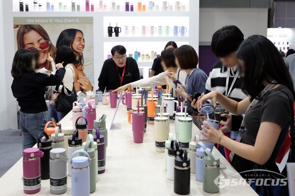 19일 코엑스에서 열린 '서울카페쇼'에서 관람객들이 부스를 찾아 제품을 살펴보고 있다.(7) [사진 / 오훈 기자]