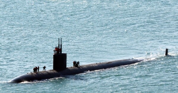 미국 해군의 로스앤젤레스급 핵추진 잠수함인 '알렉산드리아함'(SSN-757·6900t급)이 10일 오전 부산 남구 해군작전사령부 부산작전기지에 입항하고 있다. ⓒ뉴시스