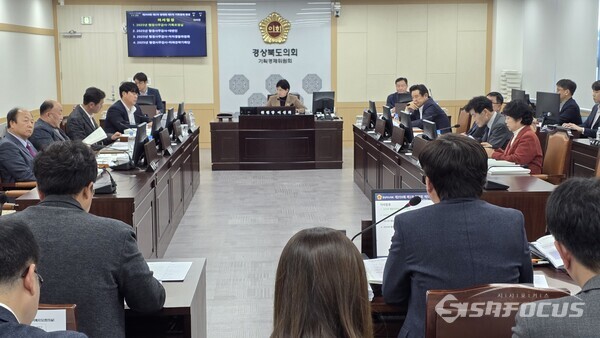 19일 경북도의회 기획경제위원회가 메타AI과학국에 대한 행정사무감사를 실시하고 있다.(사진 / 김영삼 기자)