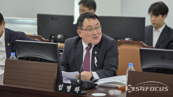 19일 임병하 위원이 경상북도 화장품 산업 진흥위원회가 설치 후 한 번도 개최되지 않은 점을 강하게 비판하고 있다.(사진 / 김영삼 기자)