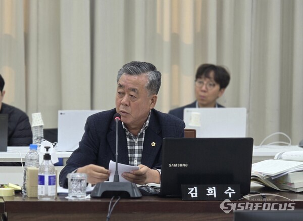 20일 김희수 경북도의원(이하 위원)위원은 경북교육청에 대한 행정사무감사에서 도심지 폐교(용흥중학교)를 활용한 학생전용 복합 다목적 센터 건설의 필요성을 강조하고 있다.ⓒ김영삼 기자