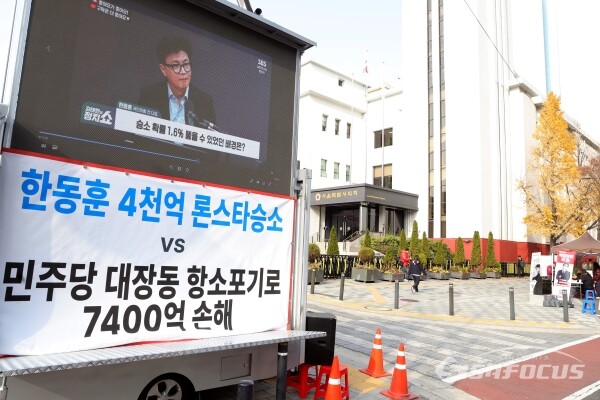 20일 한동훈 전 대표 지지자들이 당원 가입 캠페인을 벌이고 있다.(2) [사진 /오훈 기자]