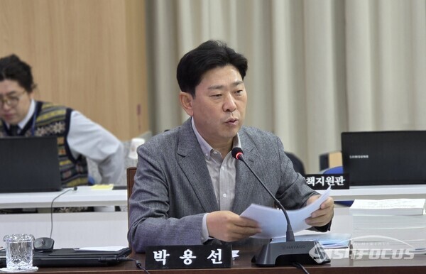 20일 박용선 경북도의원이 포항 효자역 인근 초등학생들이 인도도 없는 6차선 도로를 건너 등교하는 위험한 현실을 지적하고 있다.ⓒ김영삼 기자