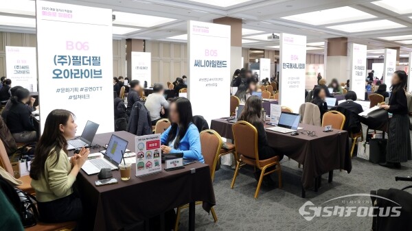 20일 코엑스에서 열린 '예술 일자리 박람회'에서 예술계 구직자들이 부스를 찾아 상담을 받고 있다.(1) [사진 / 오훈 기자]