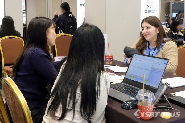 20일 코엑스에서 열린 '예술 일자리 박람회'에서 예술계 구직자들이 부스를 찾아 상담을 받고 있다.(6) [사진 / 오훈 기자]