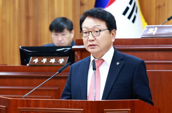 20일 손병복 울진군수가 제288회 울진군의회 제2차 정례회에서 전년 대비 7.8% 증가한 7084억원 규모의 2026년도 예산안을 제출하며 울진의 미래 100년 비전을 제시하고 있다.ⓒ울진군