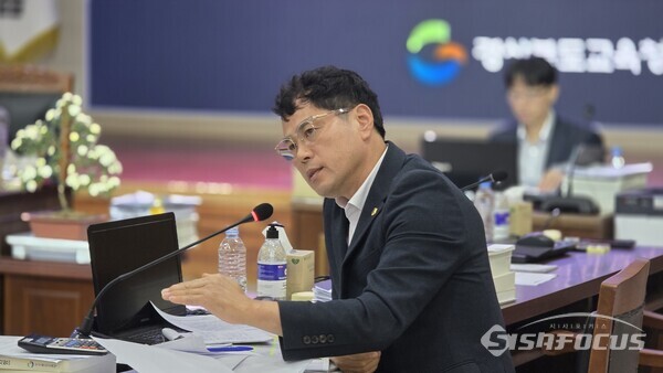 20일 윤종호 위원이 경북교육청 행정사무감사에서 과다 출장비 문제를 구체적으로 지적하고 있다.ⓒ김영삼 기자