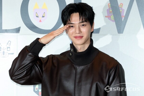 20일 배우 송강이 포즈를 취하고 있다.(1) [사진 /오훈 기자]