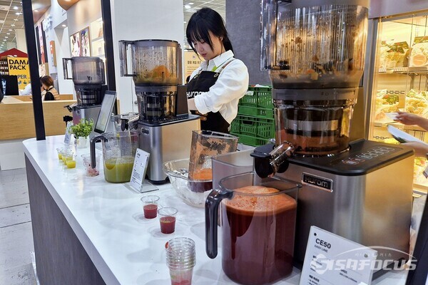 카페쇼에서 시연 중인 상업용 착즙기 CE50(사진 / 강민 기자)