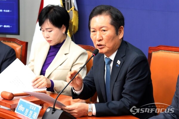 정청래 더불어민주당 대표가 지난 17알 국회에서 열린 최고위원회의에서 모두발언을 하고 있다. 사진 / 오훈 기자