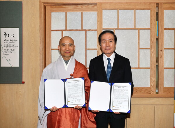 지난 20일 대한불교조계종 조계사 주지 담화 원명 스님과 김주수 의성군수가  농특산물 유통 및 판매 활성화를 위한 상호협력 업무협약을 체결하고 있다.ⓒ의성군