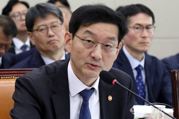 11일 윤창렬 국무조정실장이 의원의 질의에 답하고 있다.(1)